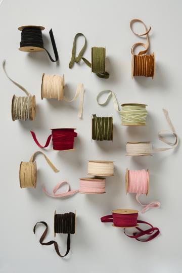 Veloursband auf Spule 10 m staubig grün