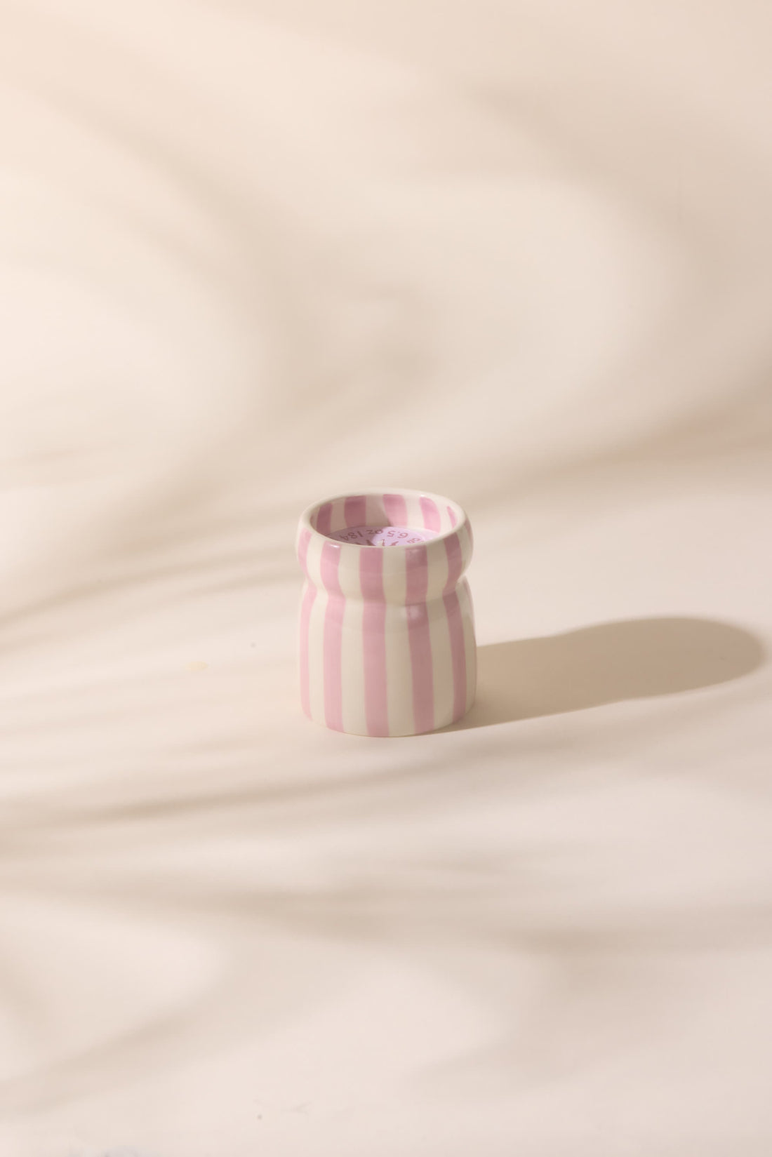Cabana Keramikkerze, 184 g, Lavendel gestreift – Griechischer Sand