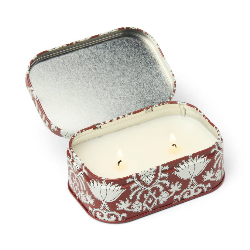 Cherie Duftkerze in bedruckter Dose (127 g) – Karmesinrot & Creme – Französisches Leinen & Iris
