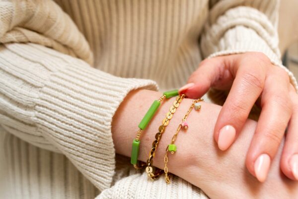 Goldenes Armband mit ineinandergreifenden Elementen