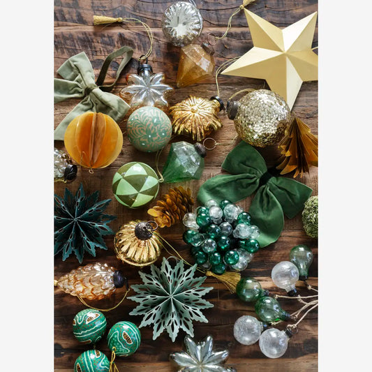 Hängende Papier-Schneeflocken