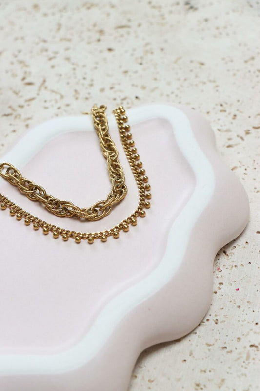 Goldenes Armband mit kleinen Punkten
