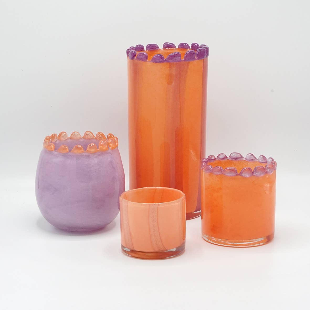 Runde Vase aus mundgeblasenem Glas mit perlenbesetztem Rand, Flieder/Pfirsich