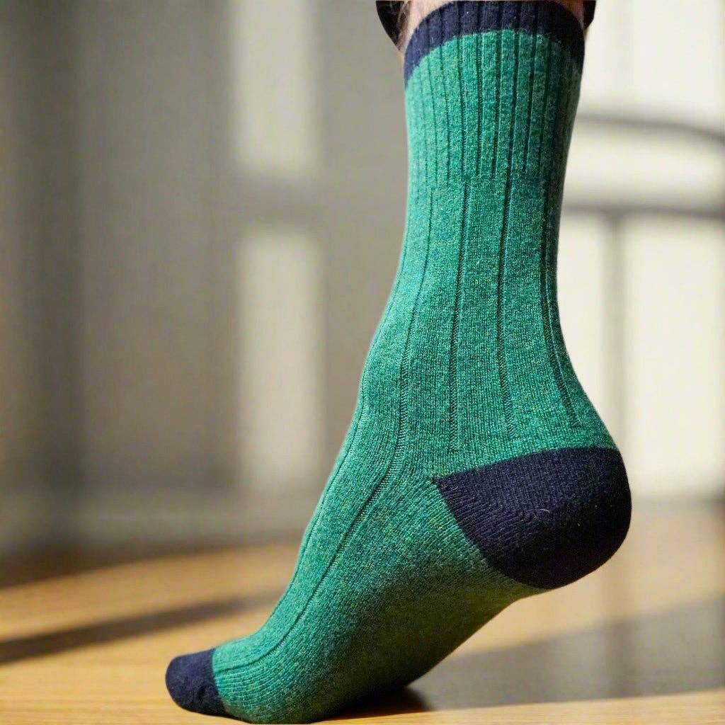 KLUE Merinowollsocken mit Streifen | Grün und Schwarz
