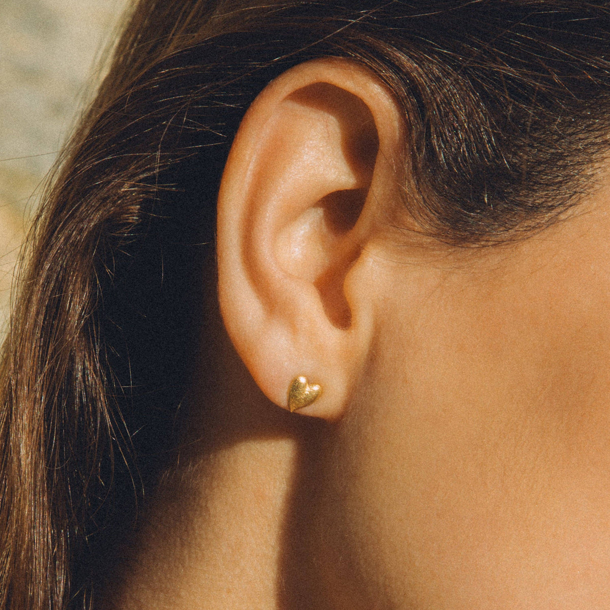 Corà Herz-Ohrstecker | Wasserdichter Schmuck aus Gold als Geschenk