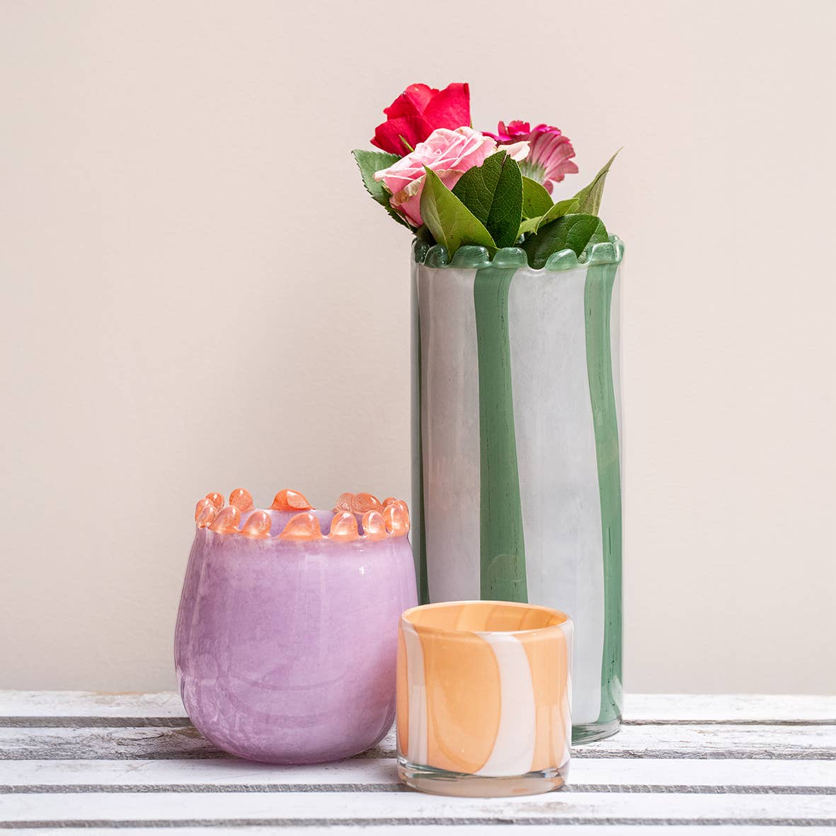 Gestreifte Vase aus mundgeblasenem Glas mit weißem Perlenrand