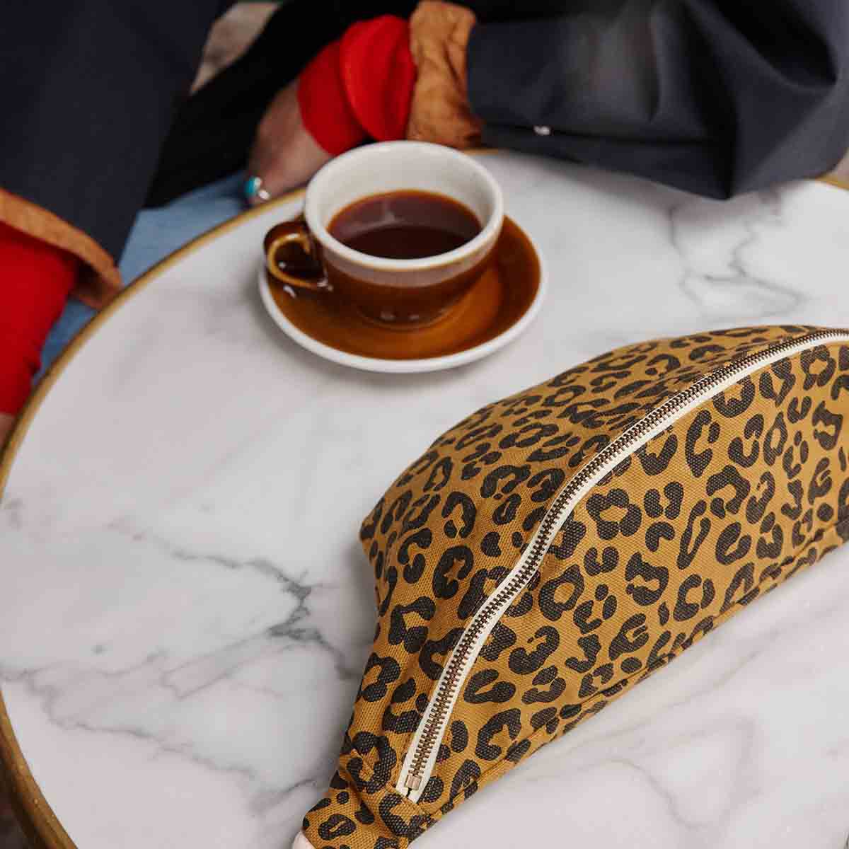 Damen-Bauchtasche Graou Caramel mit Leopardenmuster