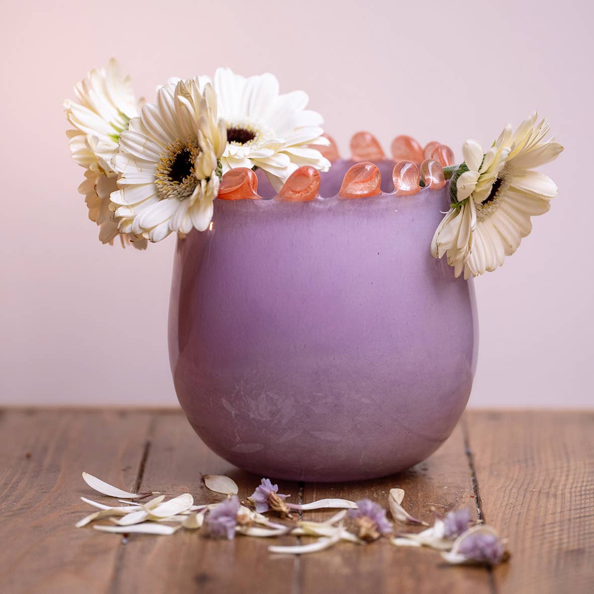 Runde Vase aus mundgeblasenem Glas mit perlenbesetztem Rand, Flieder/Pfirsich