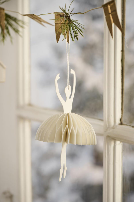 Scherenschnitt Ballerina in Relevéposition weiß