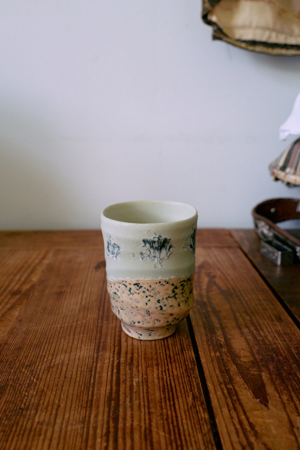 Künstlerkeramik: Kaffeebecher, verschmolzen
