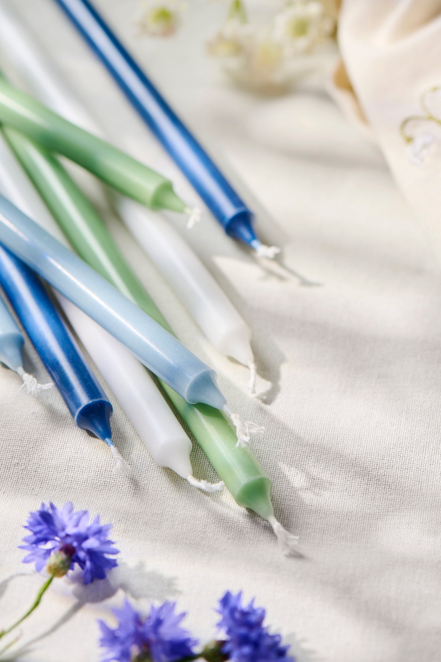 Dünne hohe Kerze green tea Ø:1,3 H:30 Nordisches Umweltzeichen