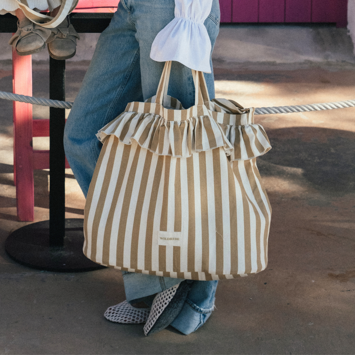 Schultertasche mit Rüschen, beige gestreift
