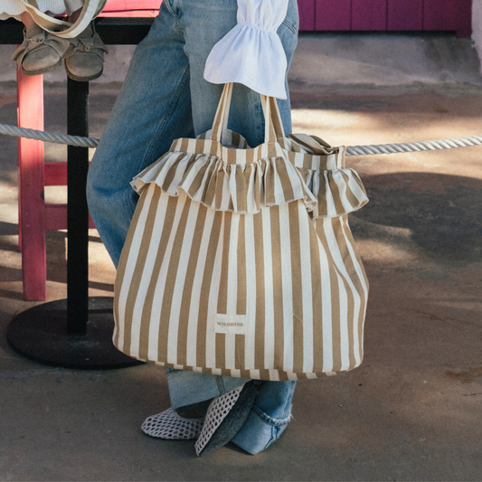 Schultertasche mit Rüschen, beige gestreift