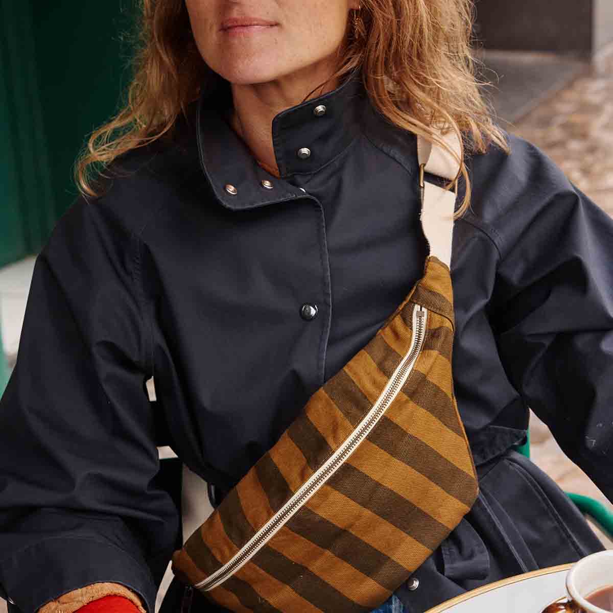 Damen-Bauchtasche mit Streifen in Kreuzkümmel und Schwarz