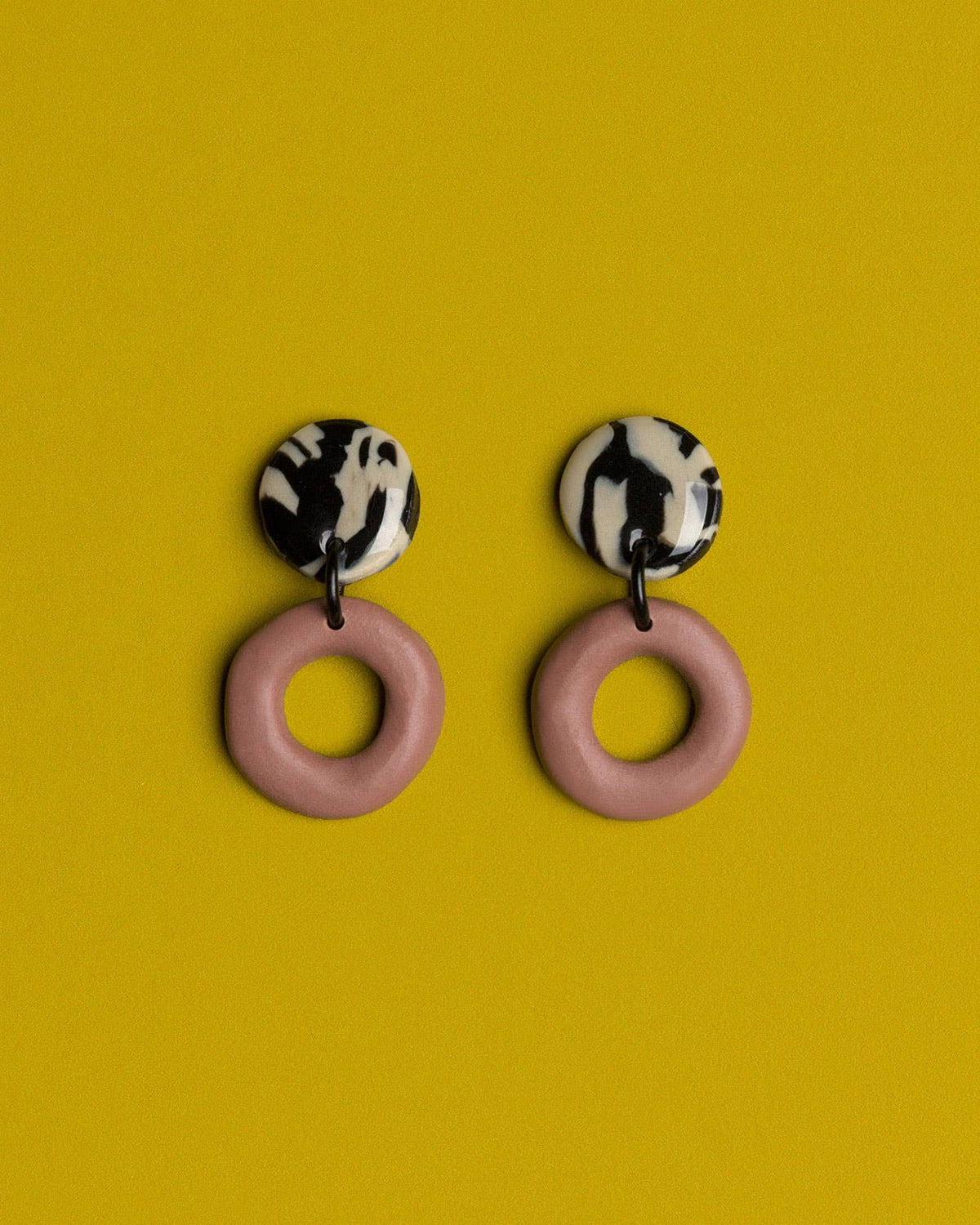 Ohrringe mit marmorierten Ringen