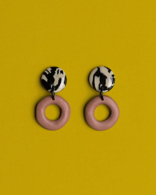 Ohrringe mit marmorierten Ringen