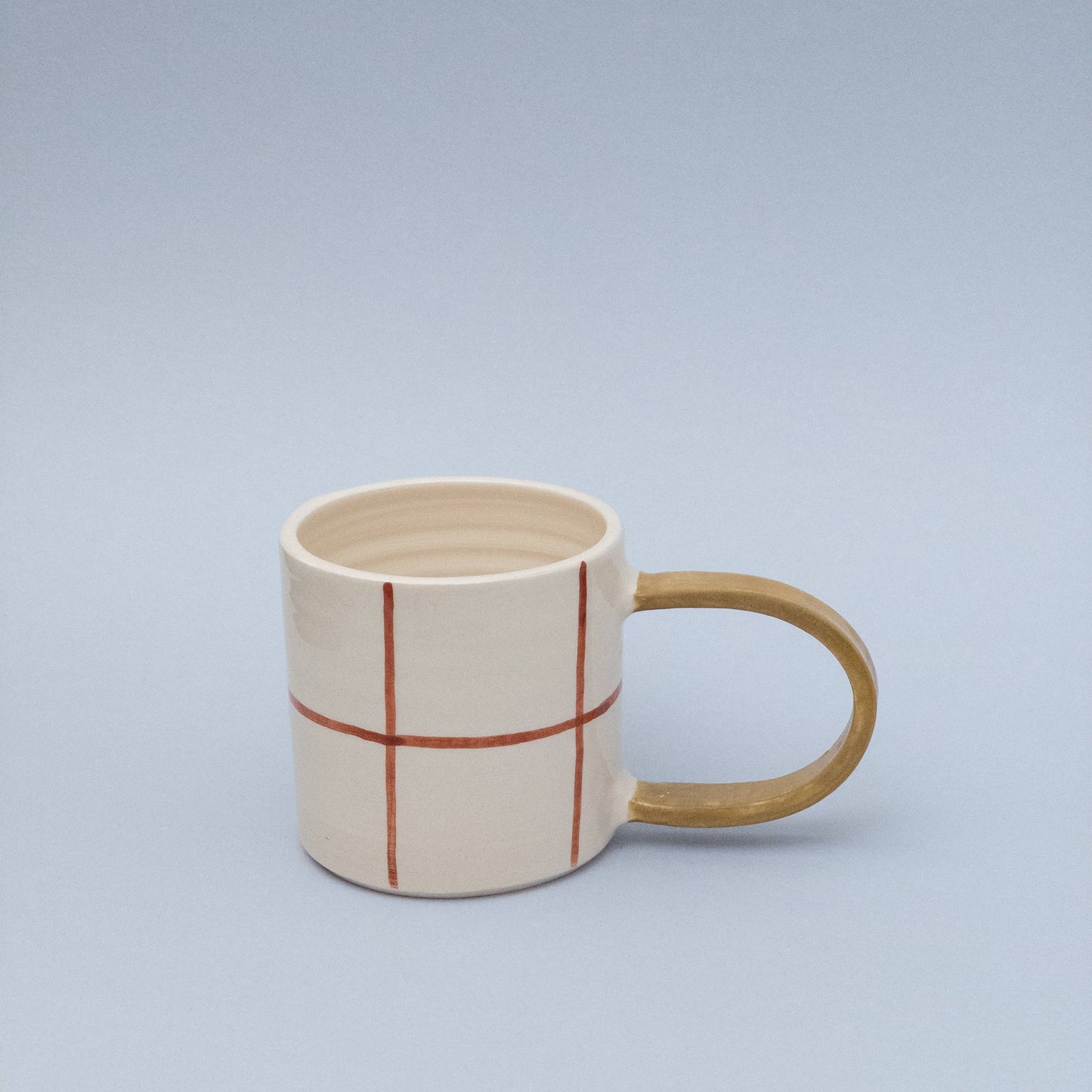 Olivgrüne karierte Tasse mit Henkel