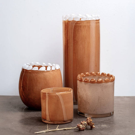Rechter Teelichthalter aus mundgeblasenem Glas mit perliertem Rand in Beige/Mokka