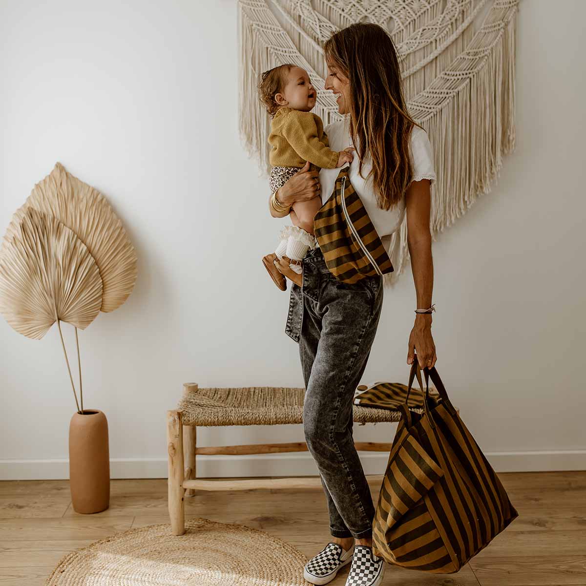 Damen-Bauchtasche mit Streifen in Kreuzkümmel und Schwarz