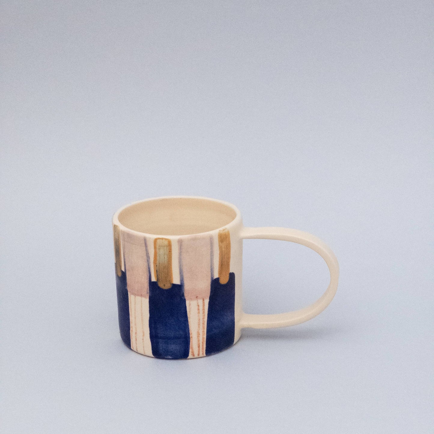 Becher aus undurchsichtigem Samt in Blau, Rosa und Orange