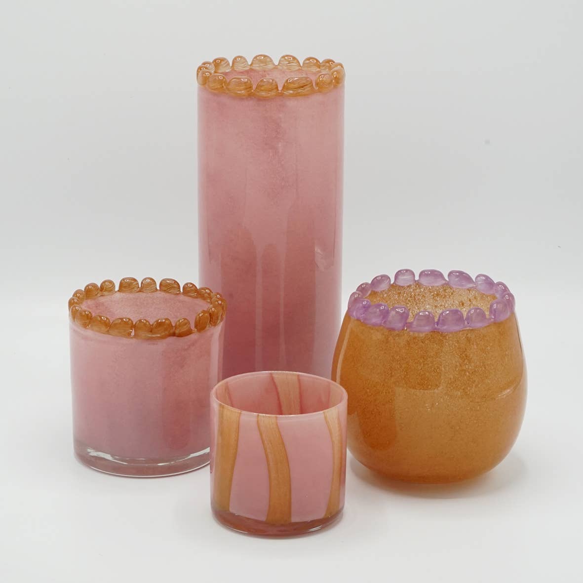 Runde Vase aus mundgeblasenem Glas in Mokka, mit Perlrand