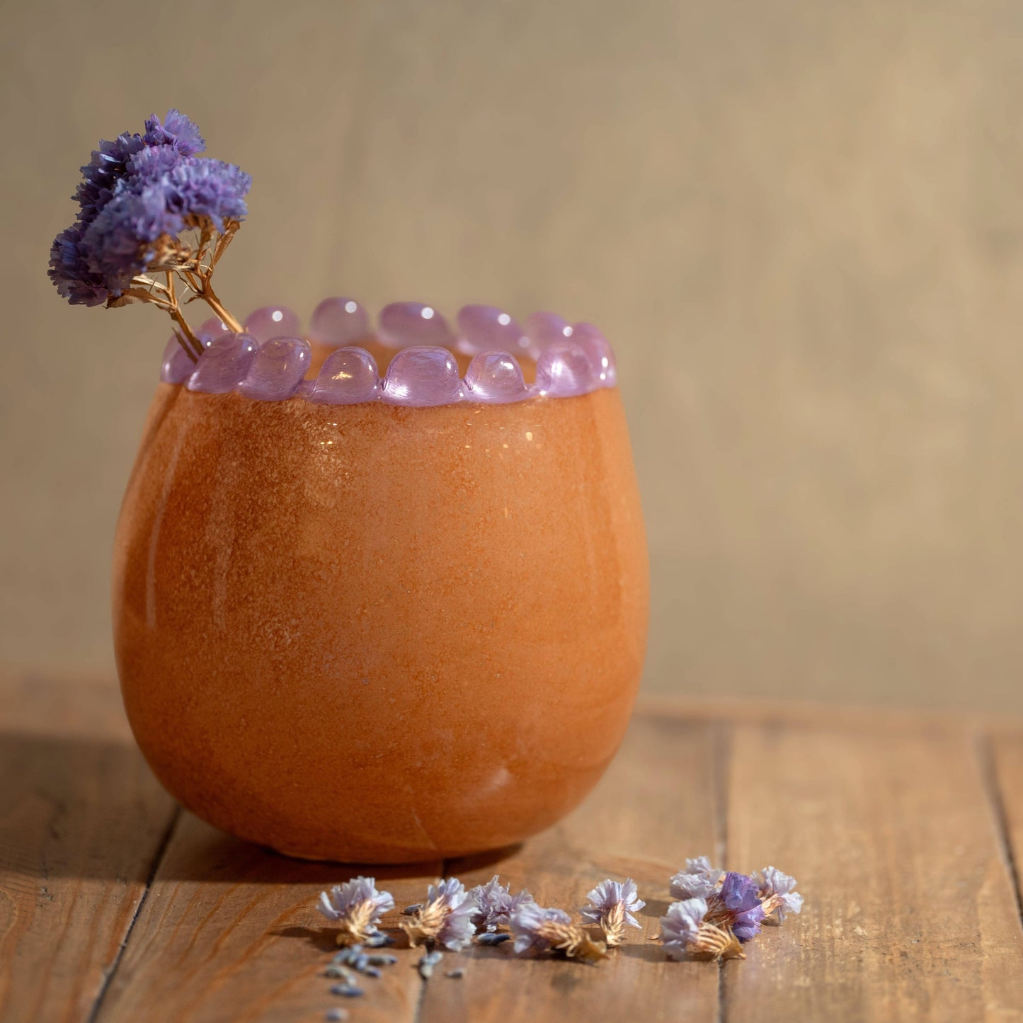 Runde Vase aus mundgeblasenem Glas in Mokka, mit Perlrand