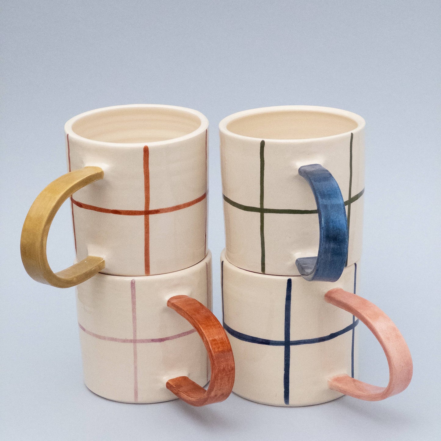 Olivgrüne karierte Tasse mit Henkel