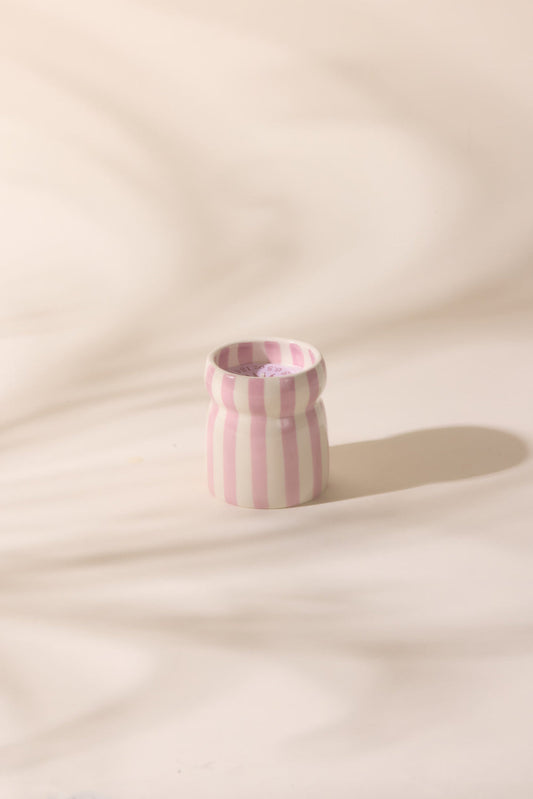 Cabana Keramikkerze, 184 g, Lavendel gestreift – Griechischer Sand