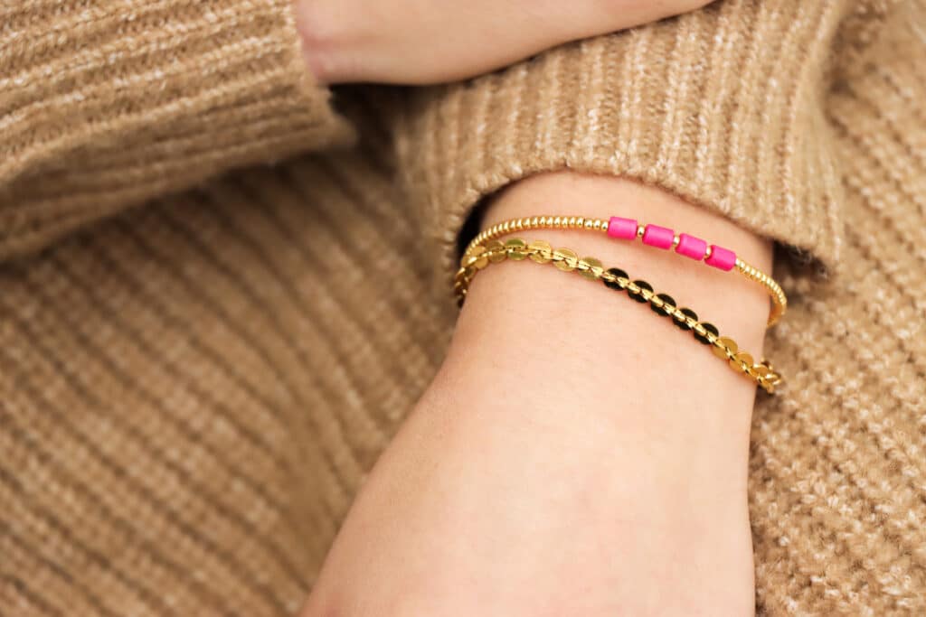 Goldenes Armband mit ineinandergreifenden Elementen