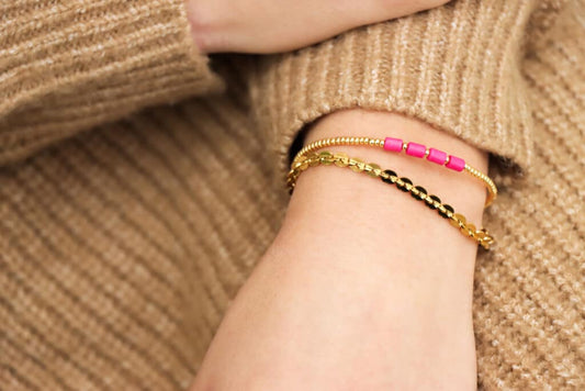 Goldenes Armband mit ineinandergreifenden Elementen