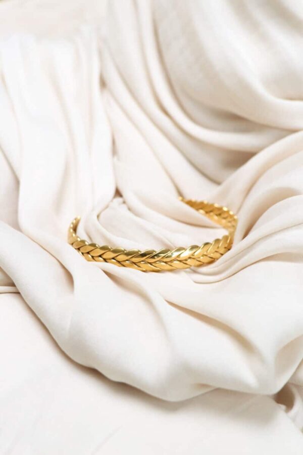 Geflochtener Armreif in Gold