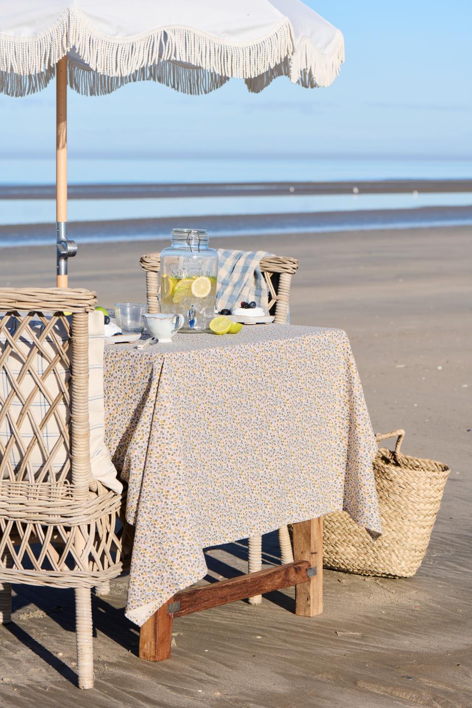 Tischdecke Line quadratisch m/multifarbigen kleinen Blumen