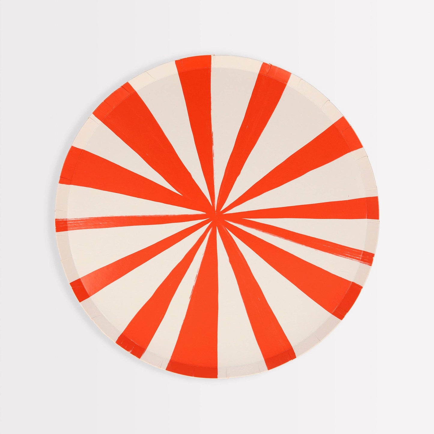 Gemusterte Teller mit Streifenrand