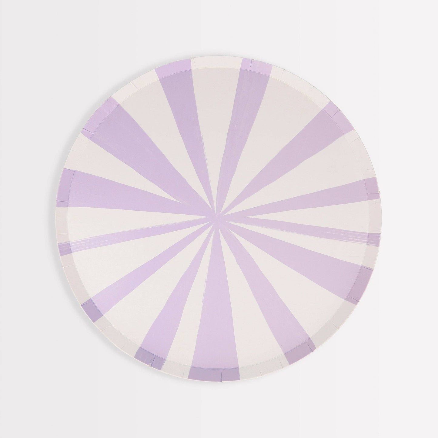 Gemusterte Teller mit Streifenrand