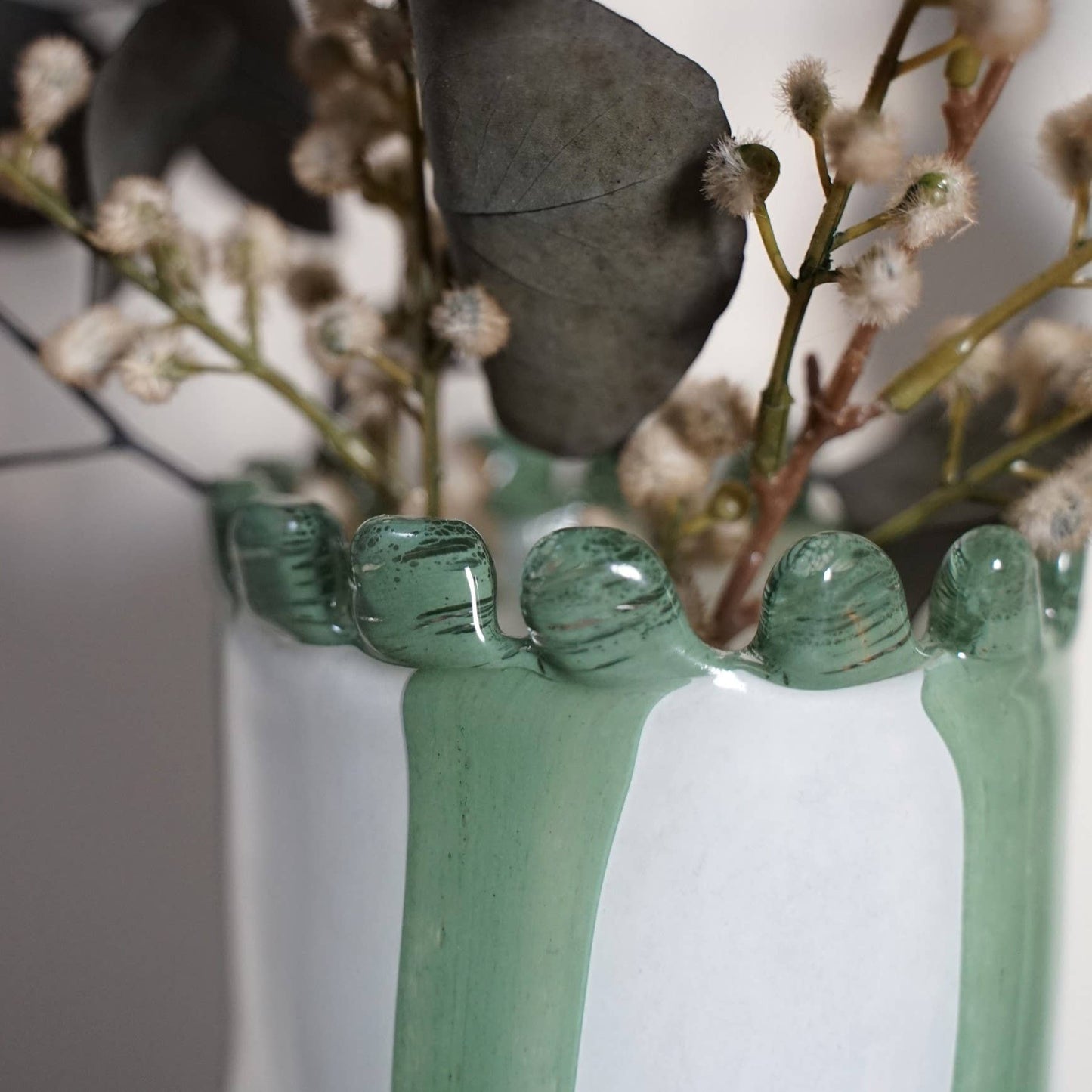 Gestreifte Vase aus mundgeblasenem Glas mit weißem Perlenrand