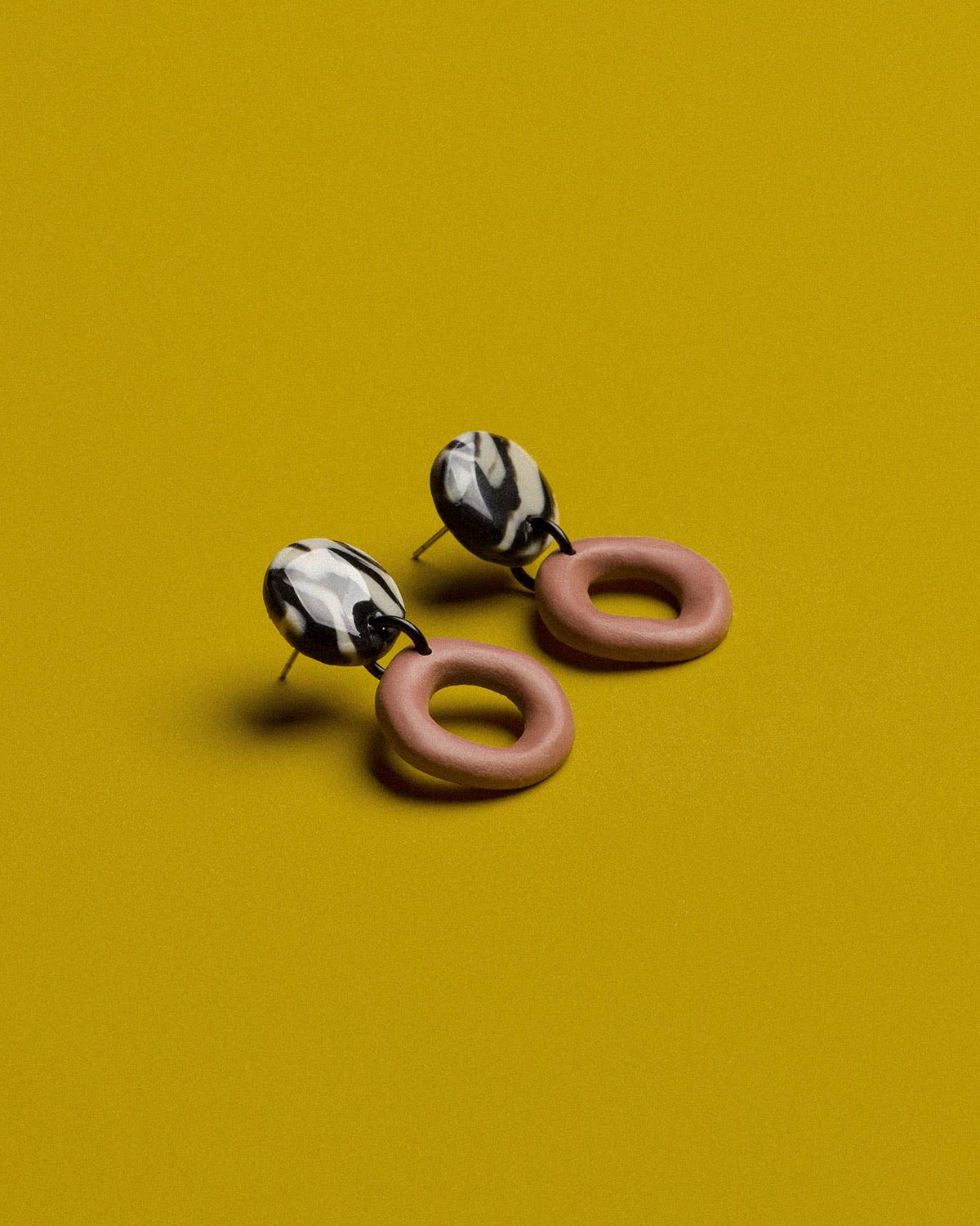 Ohrringe mit marmorierten Ringen