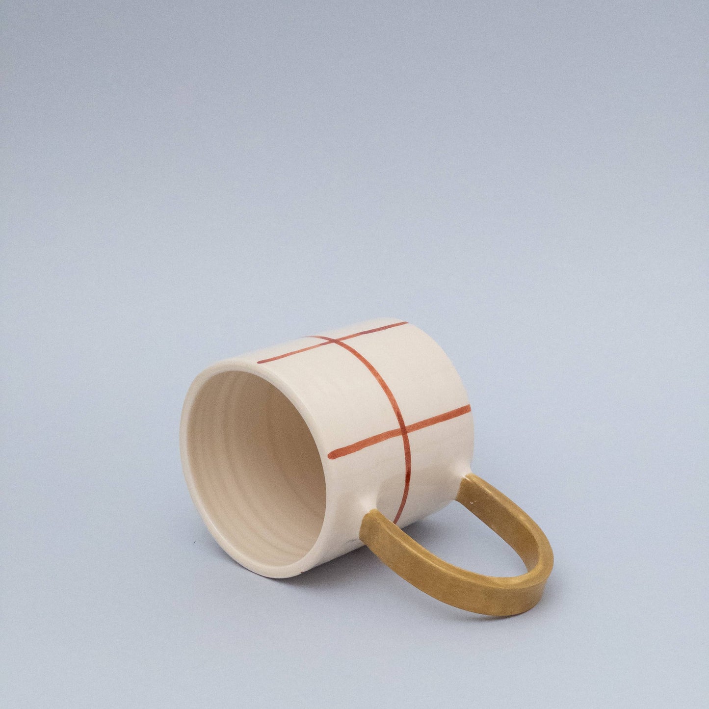 Olivgrüne karierte Tasse mit Henkel