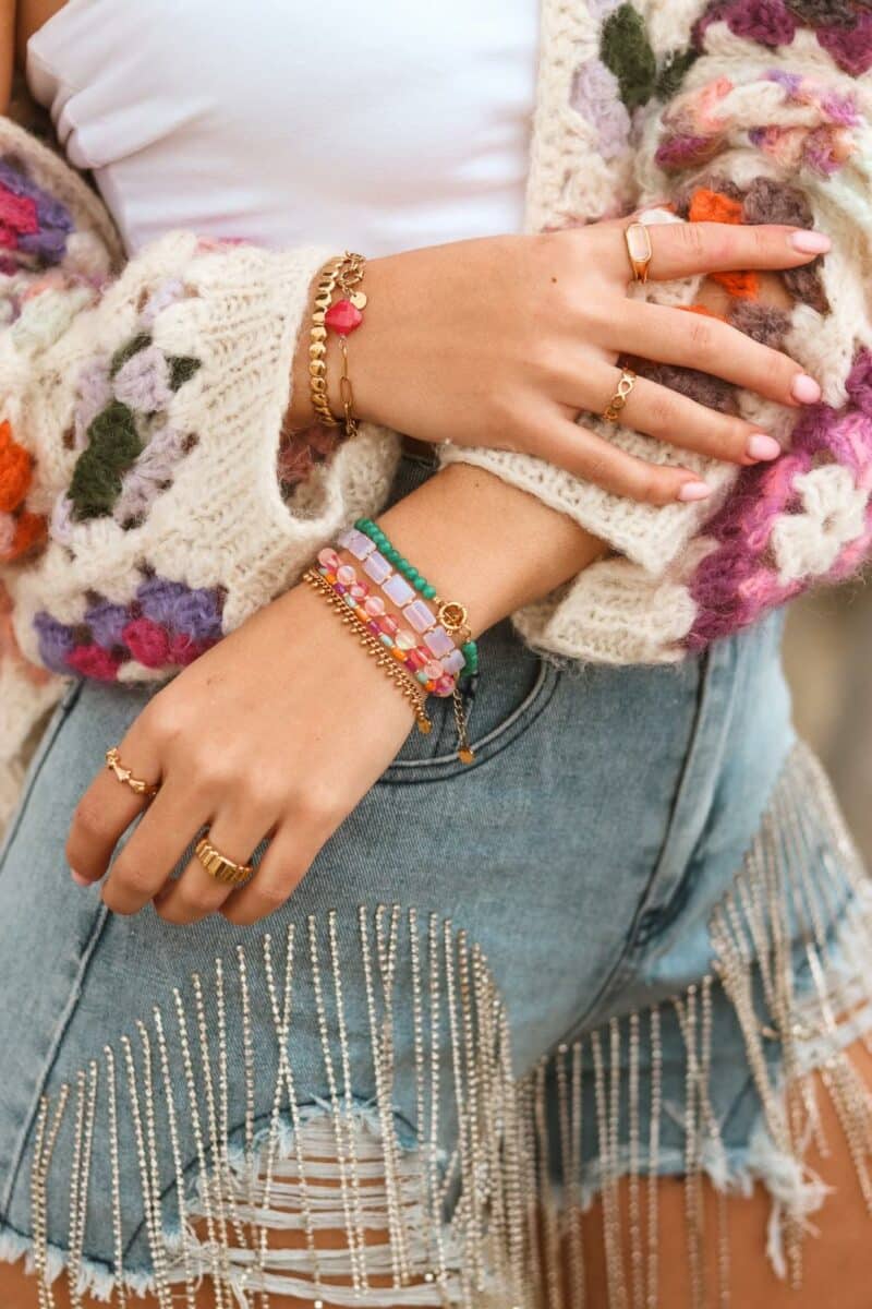 Goldenes Armband mit kleinen Punkten
