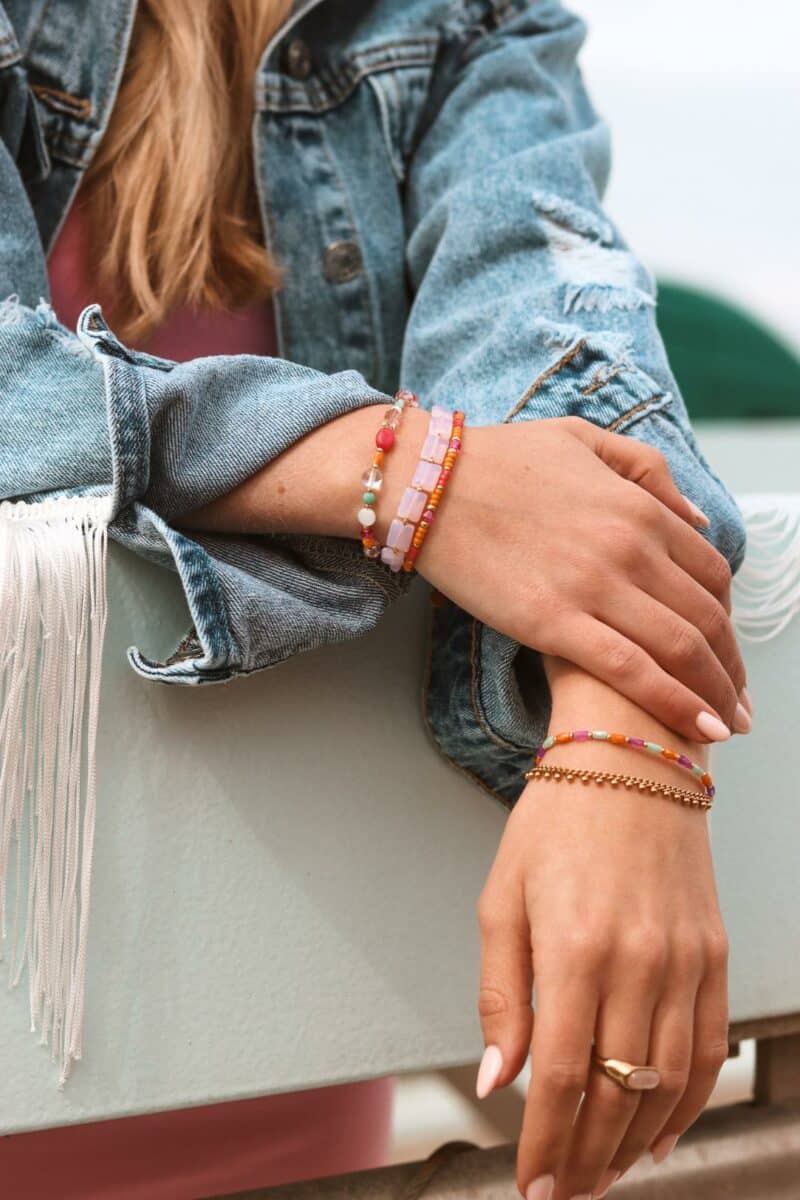 Goldenes Armband mit kleinen Punkten