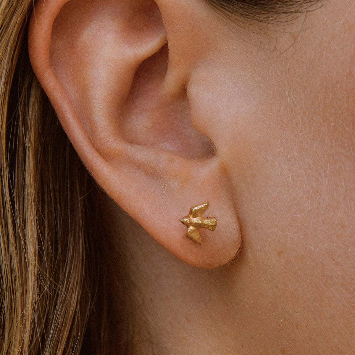 Mara Ohrstecker mit fliegendem Vogel | Schmuck, vergoldetes Geschenk, wasserdicht