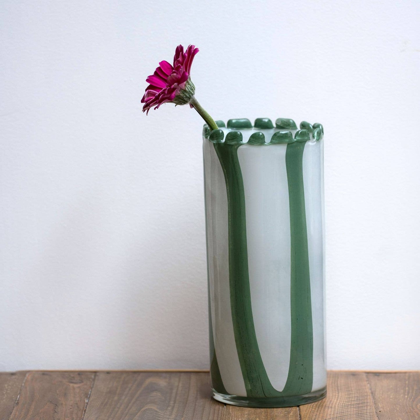 Gestreifte Vase aus mundgeblasenem Glas mit weißem Perlenrand