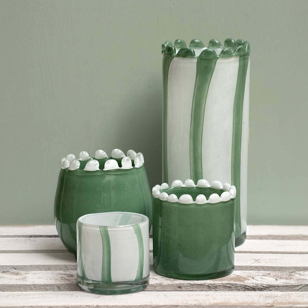 Gestreifte Vase aus mundgeblasenem Glas mit weißem Perlenrand