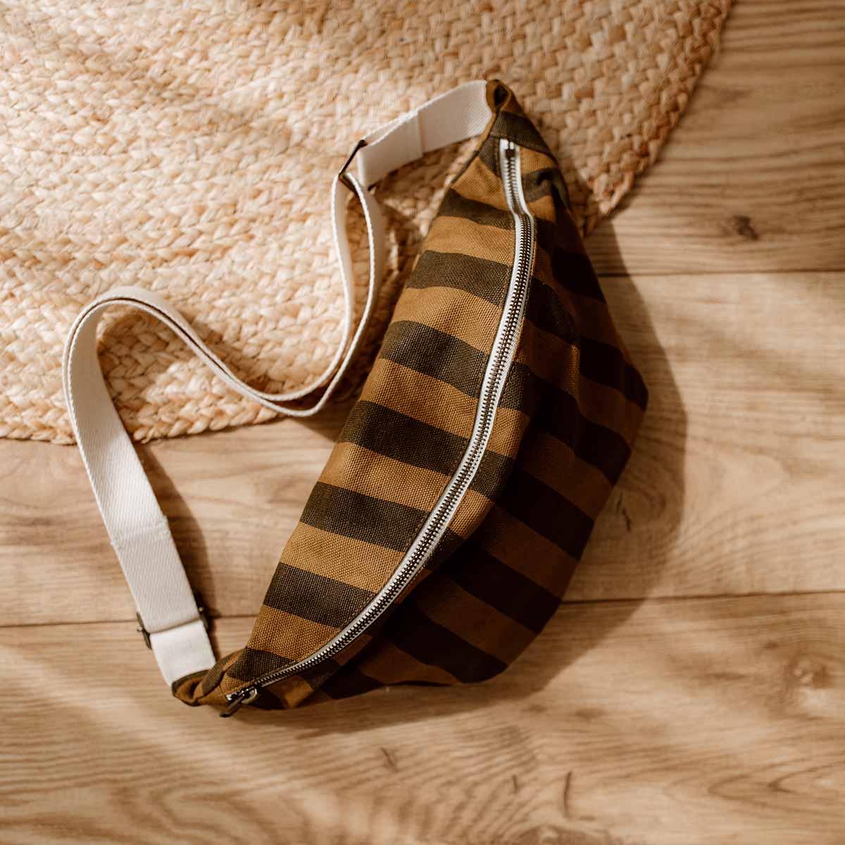 Damen-Bauchtasche mit Streifen in Kreuzkümmel und Schwarz