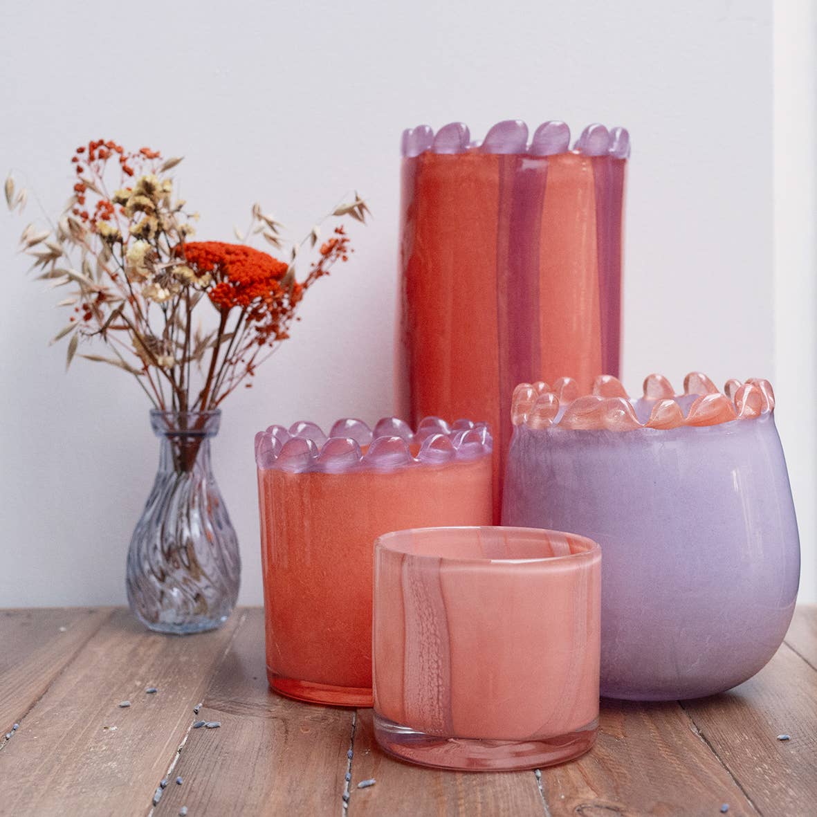 Runde Vase aus mundgeblasenem Glas mit perlenbesetztem Rand, Flieder/Pfirsich