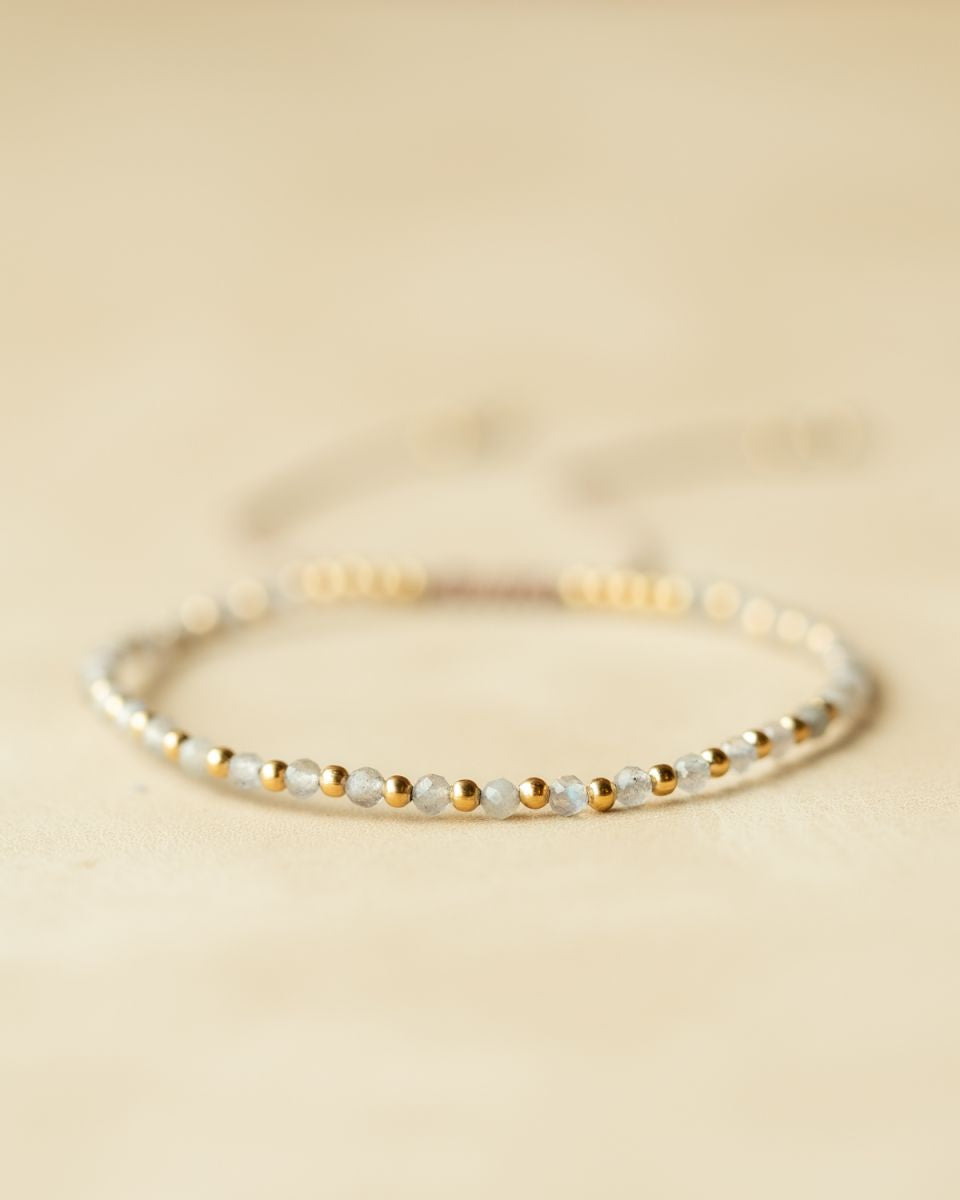 D – Armband mit Labradorit-Edelsteinen & Goldperlen CR