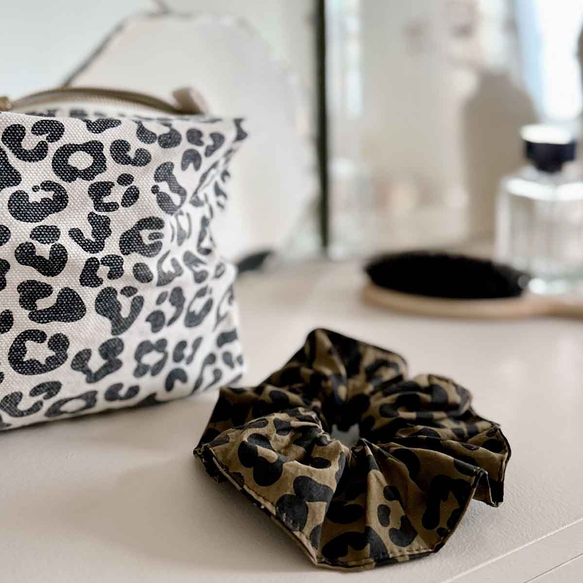 Haargummi Scrunchie Graou im Leopardenmuster Olive