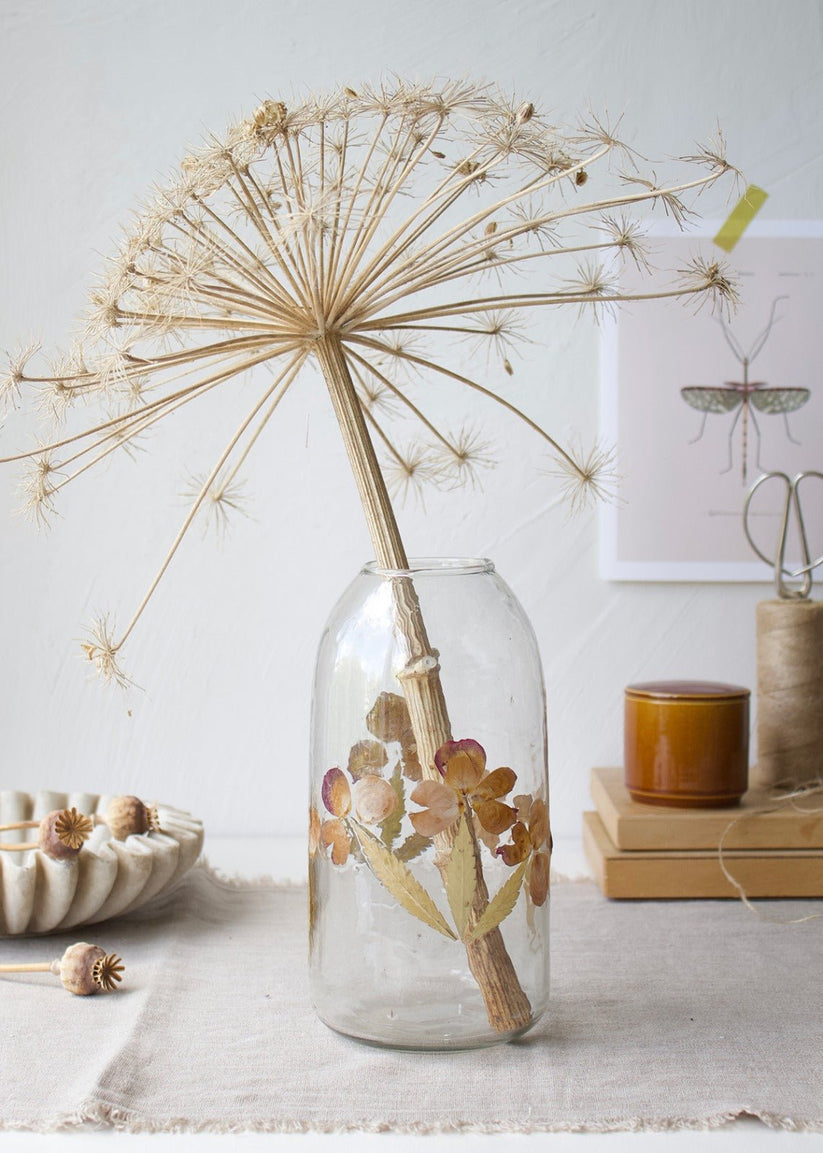 Glasvase mit echten gepressten Blumen