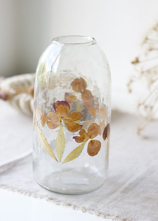 Glasvase mit echten gepressten Blumen