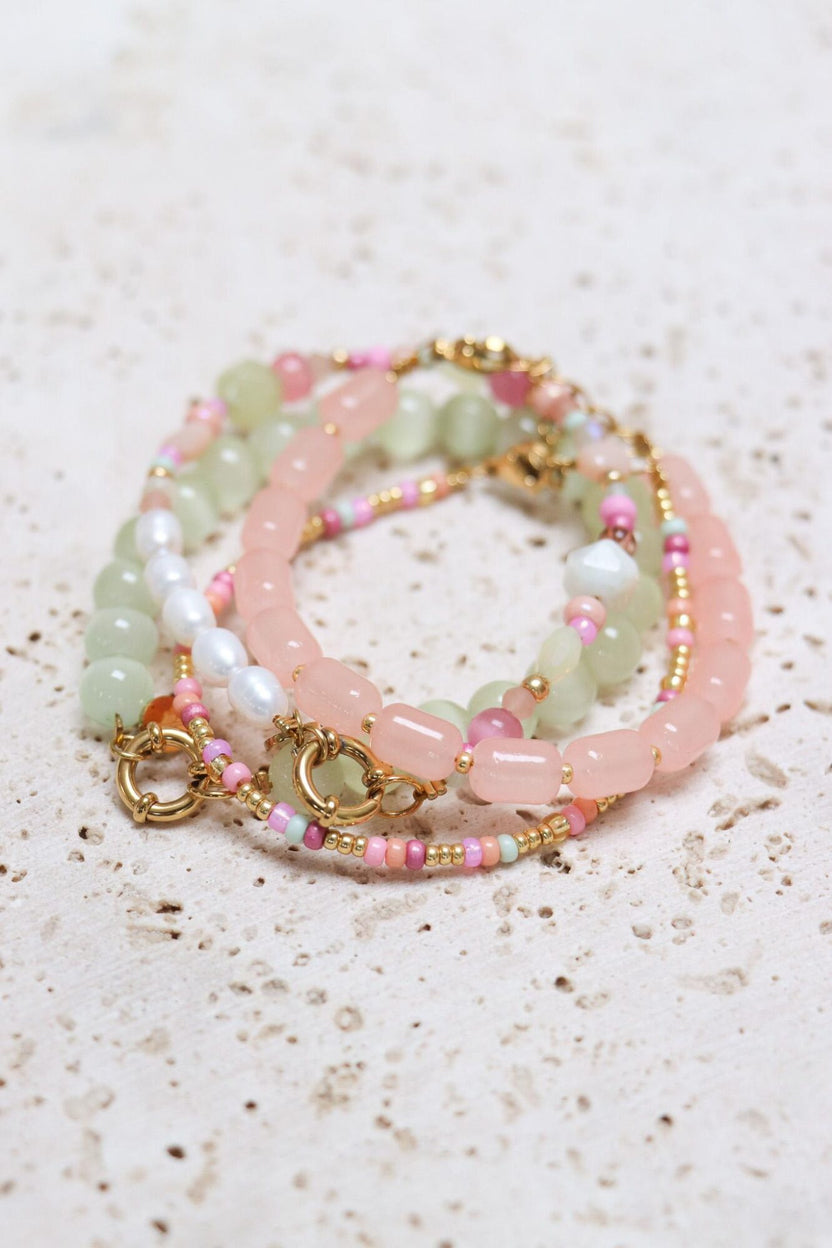 Armband mit pfirsichfarbenen Perlen in Gold