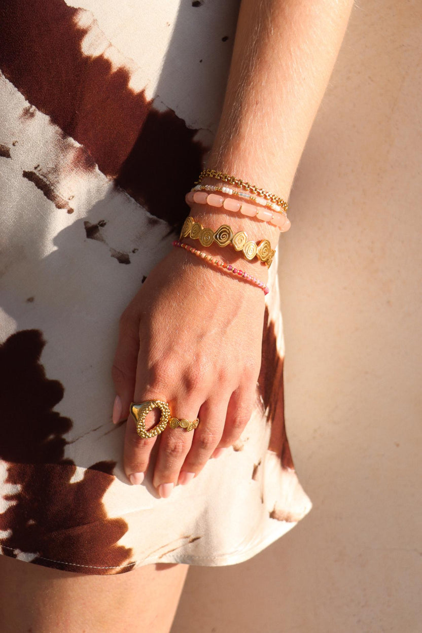 Armband mit pfirsichfarbenen Perlen in Gold